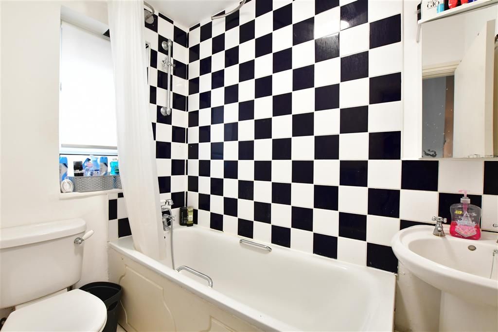2 bed flat for sale in High Road, Loughton, Essex IG10, £260,000