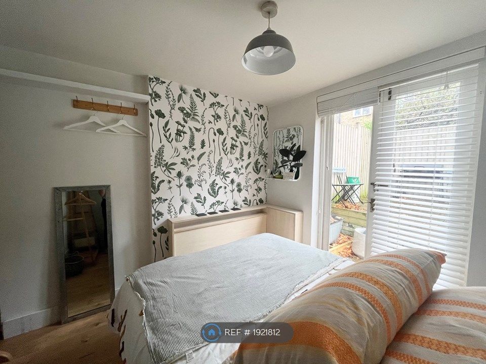 2 bed flat to rent in Branksome Road, London SW2, £4,000 pcm