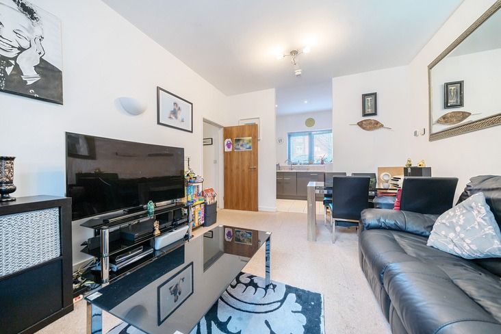 2 bed flat for sale in Byron Court, Tooting, London SW17, £102,500