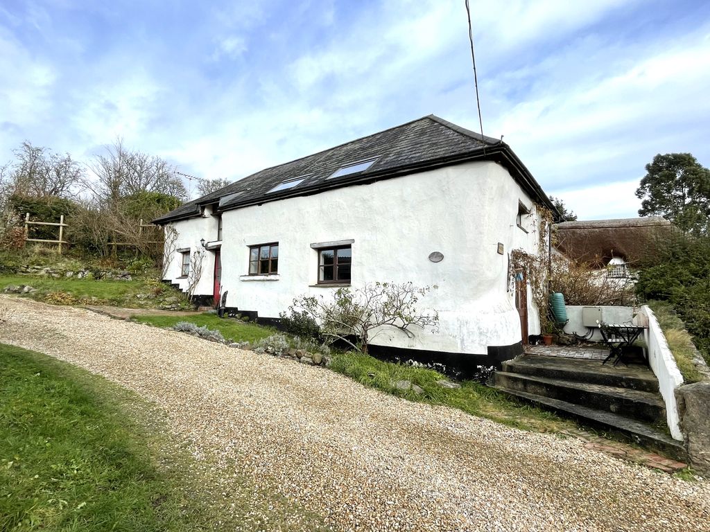 3 bed barn conversion to rent in Perry Farm, Doddiscombsleigh EX6, £1,395 pcm