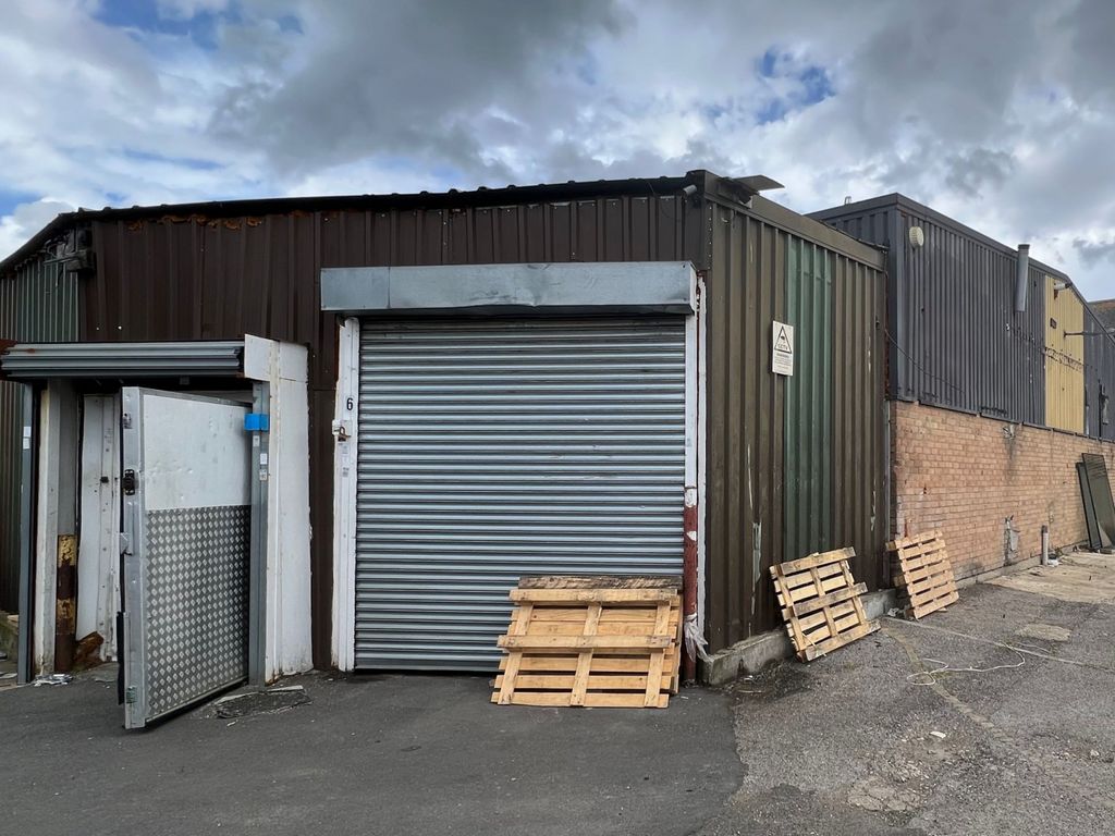Warehouse to let in Featherstone Industrial Estate, Dominion Road, Southall UB2, £35,000 pa