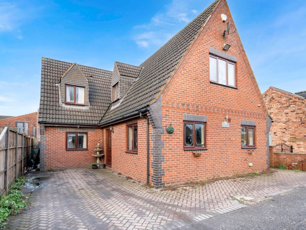 4 bed detached house for sale in Back Lane, Blaxton, Doncaster DN9, £375,000