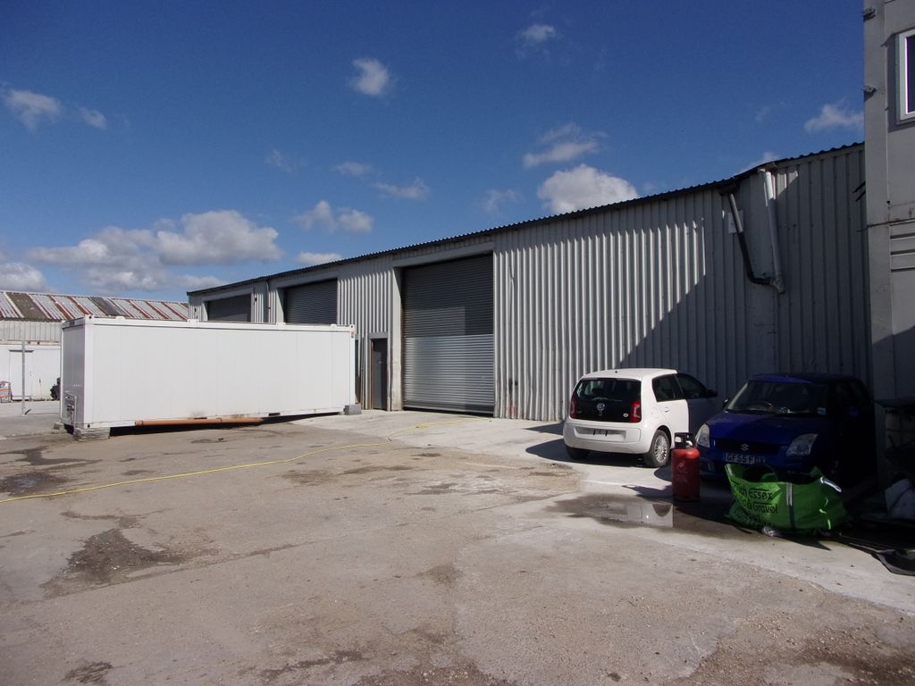Warehouse to let in St. Johns Road, Grays RM16, £25,000 pa