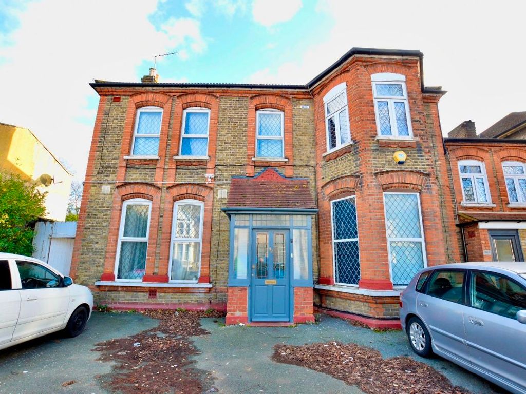 1 bed flat for sale in Aldborough Road South, Seven Kings IG3, £125,000