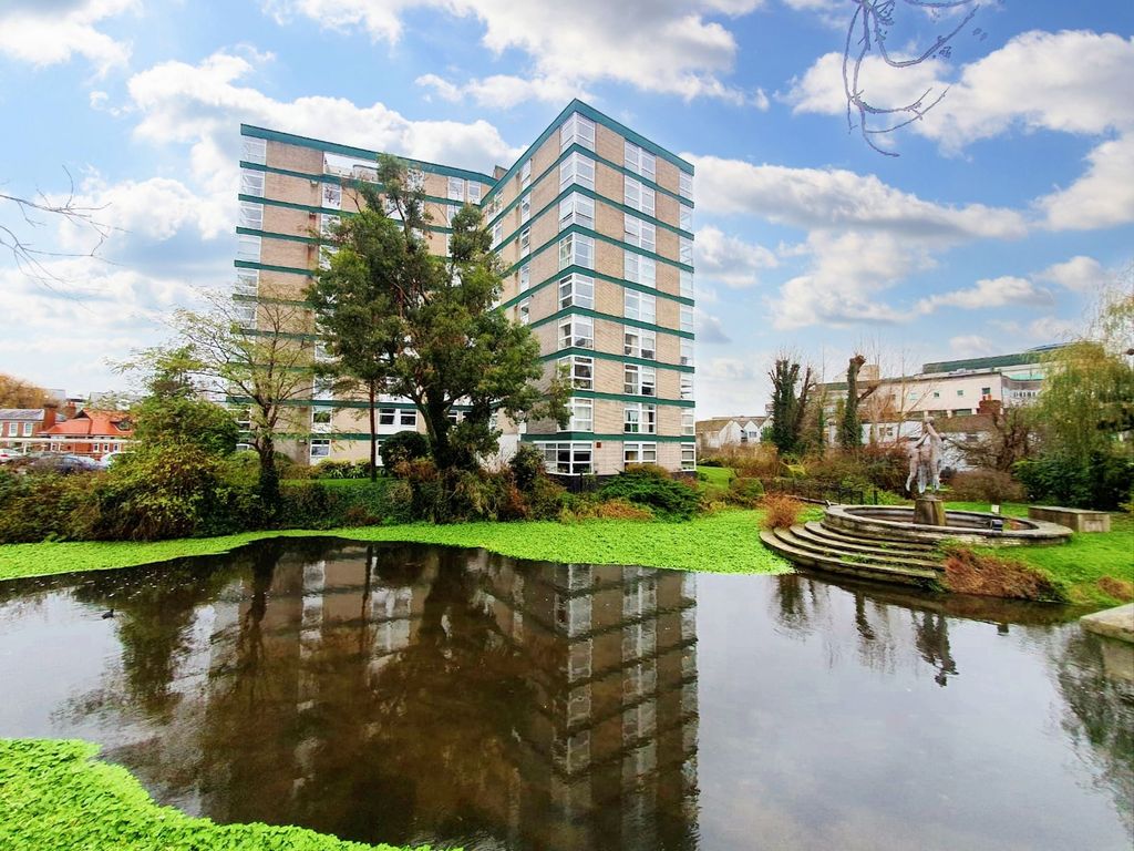 2 bed flat for sale in Oxford Road, Denham UB9, £380,000