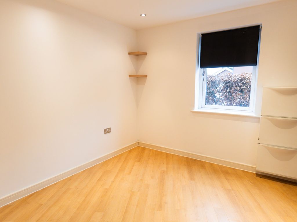 2 bed flat to rent in Hampden Crescent, Bracknell, Berkshire RG12, £1,400 pcm