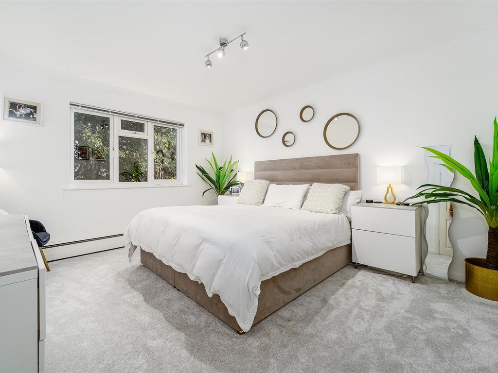 3 bed flat to rent in Grange Road, Ealing W5, £2,800 pcm