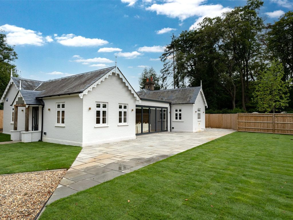 4 bed bungalow to rent in Chesham Road, Ashley Green, Chesham, Buckinghamshire HP5, £3,750 pcm