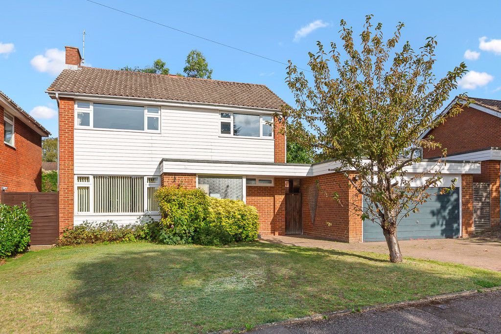 4 bed detached house to rent in Barrett Road, Fetcham, Surrey KT22, £2,995 pcm
