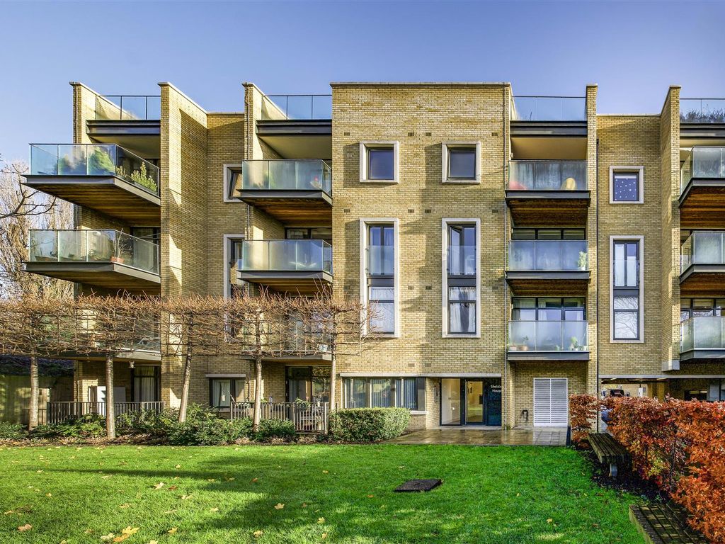 1 bed flat for sale in Frazer Nash Close, Isleworth TW7, £350,000