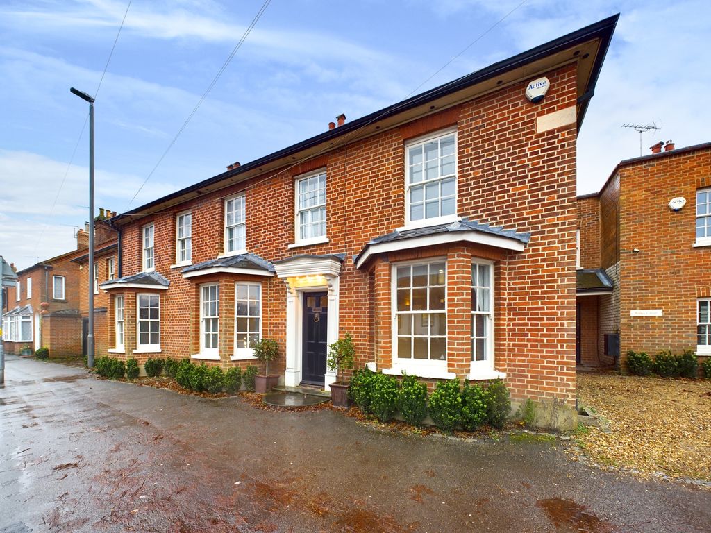 4 bed terraced house to rent in Burkes Corner, 87 Aylesbury End, Beaconsfield HP9, £3,850 pcm