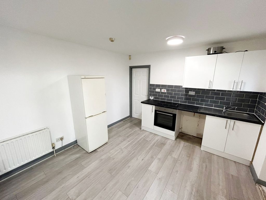 2 bed flat to rent in Shiregreen Lane, Sheffield S5, £600 pcm