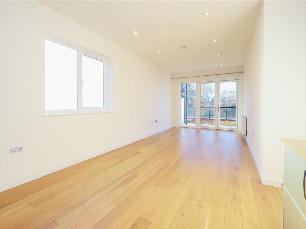 2 bed flat for sale in Harefield Road, Uxbridge UB8, £410,000