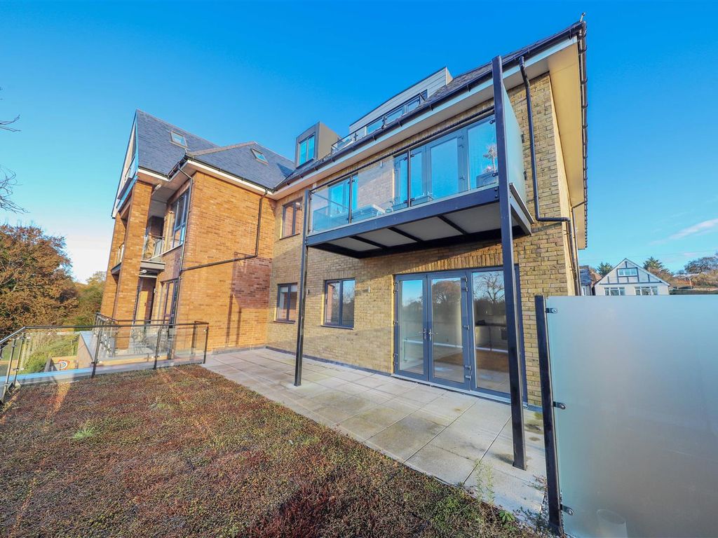 2 bed flat for sale in Harefield Road, Uxbridge UB8, £410,000