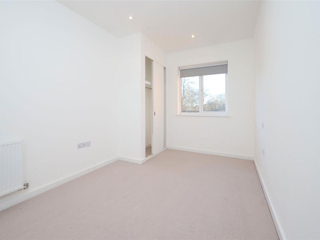 2 bed flat for sale in Harefield Road, Uxbridge UB8, £410,000