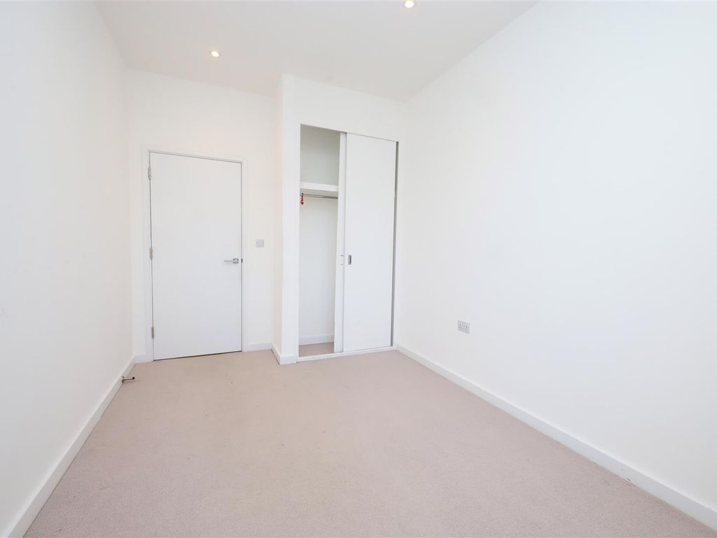 2 bed flat for sale in Harefield Road, Uxbridge UB8, £410,000