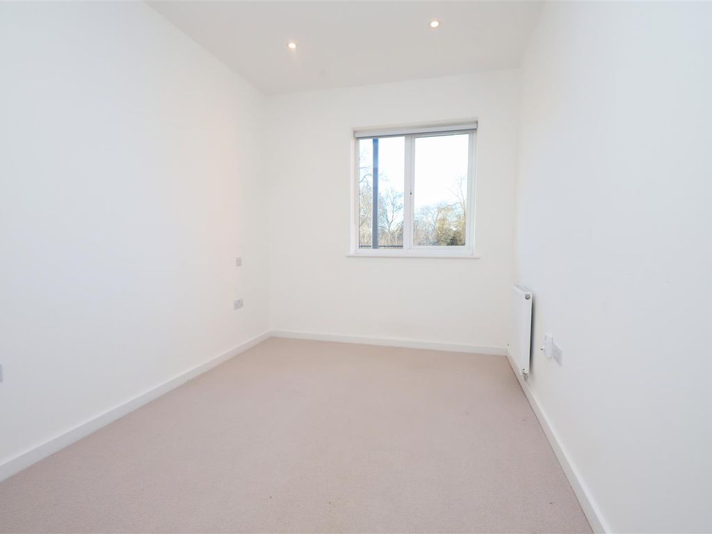 2 bed flat for sale in Harefield Road, Uxbridge UB8, £410,000