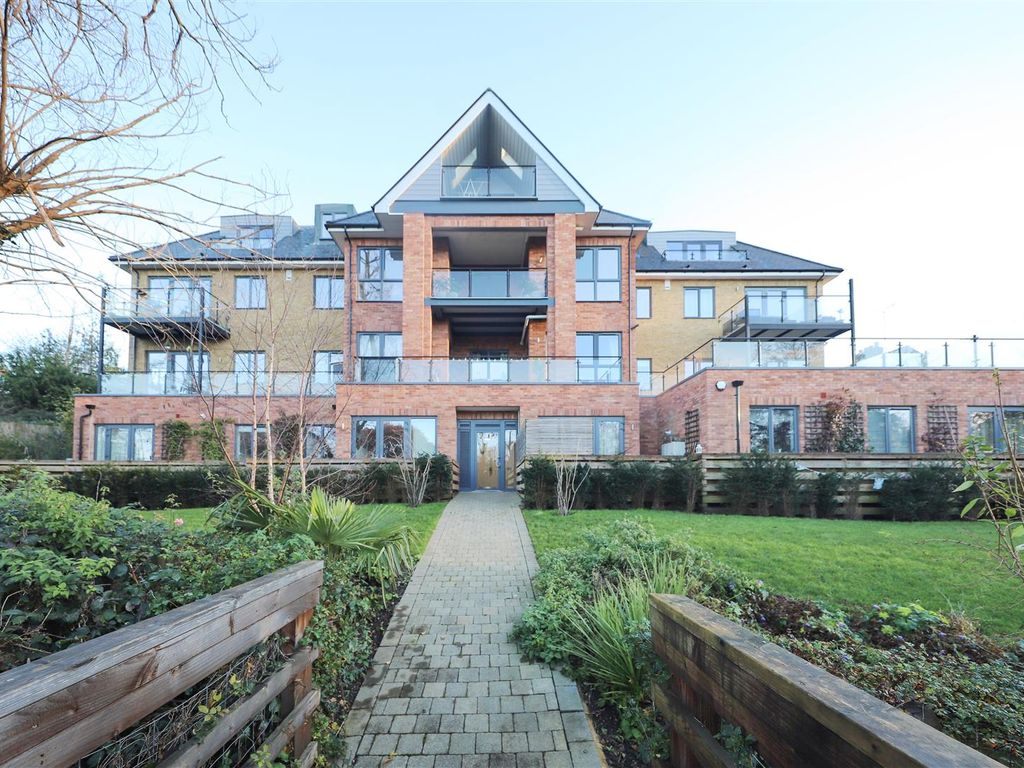 2 bed flat for sale in Harefield Road, Uxbridge UB8, £410,000