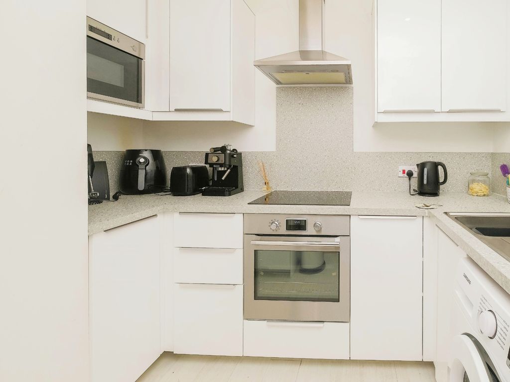2 bed flat for sale in Waterloo Road, Liverpool L3, £200,000