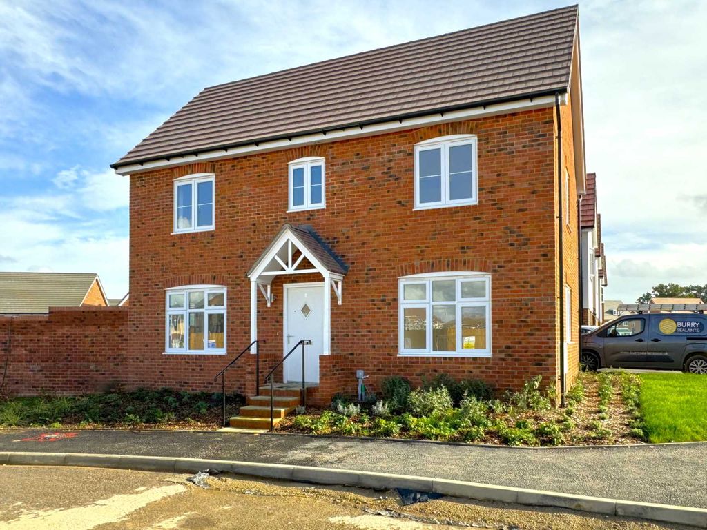 3 bed detached house to rent in Gamble Gardens, Wokingham RG41, £2,300 pcm