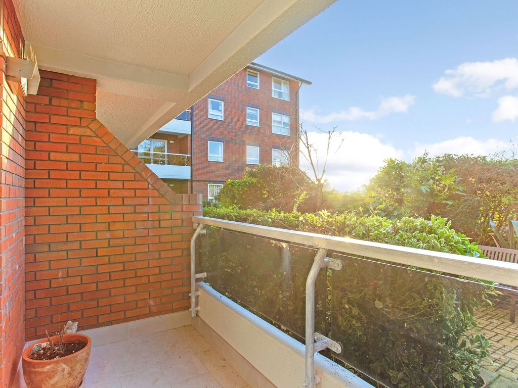 2 bed flat for sale in Finchley Road, London NW11, £545,000