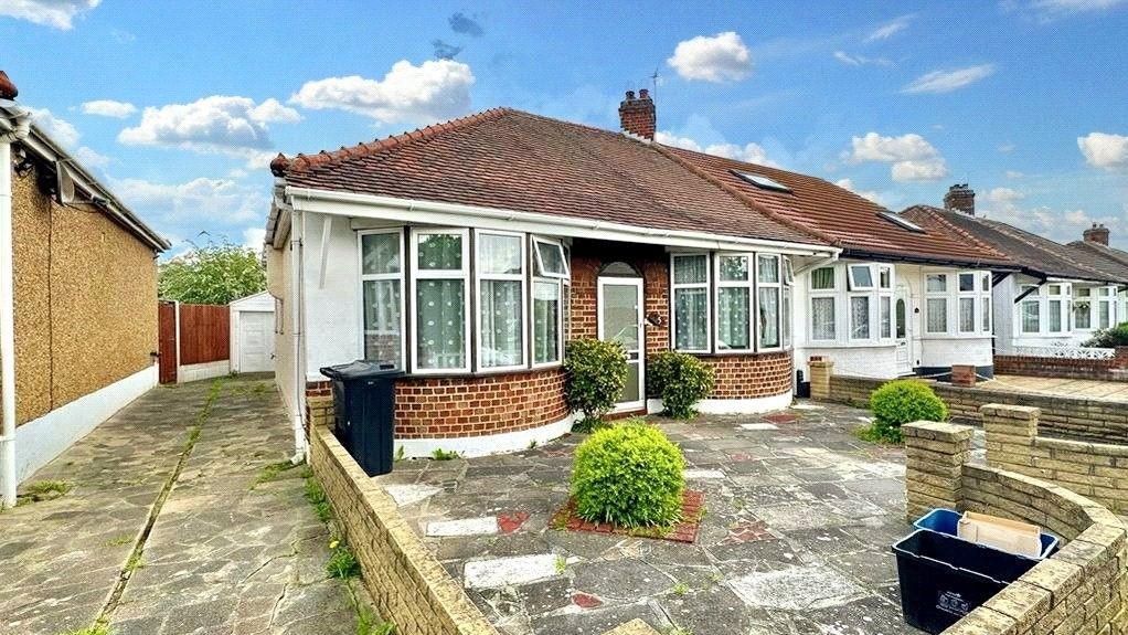 2 bed bungalow to rent in Tunstall Avenue, Barkingside IG6, £2,000 pcm