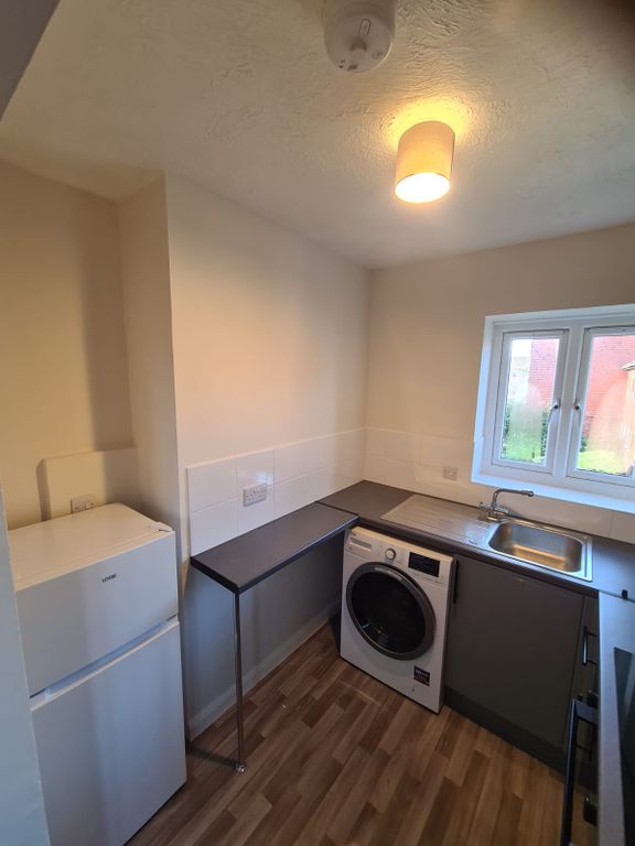 Studio to rent in Brendon Close, Hayes UB3, £1,150 pcm