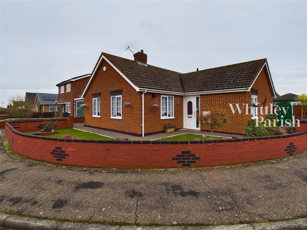 3 bed bungalow for sale in Heywood Avenue, Diss IP22, £390,000