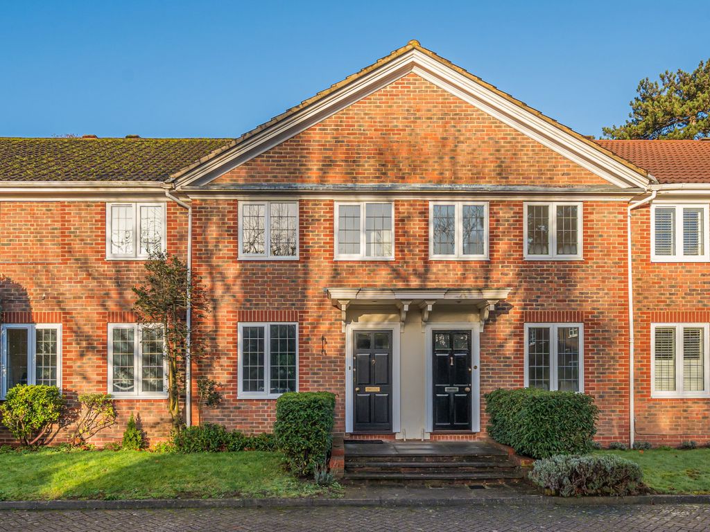 2 bed terraced house to rent in Haddon Close, Weybridge, Surrey KT13, £1,995 pcm