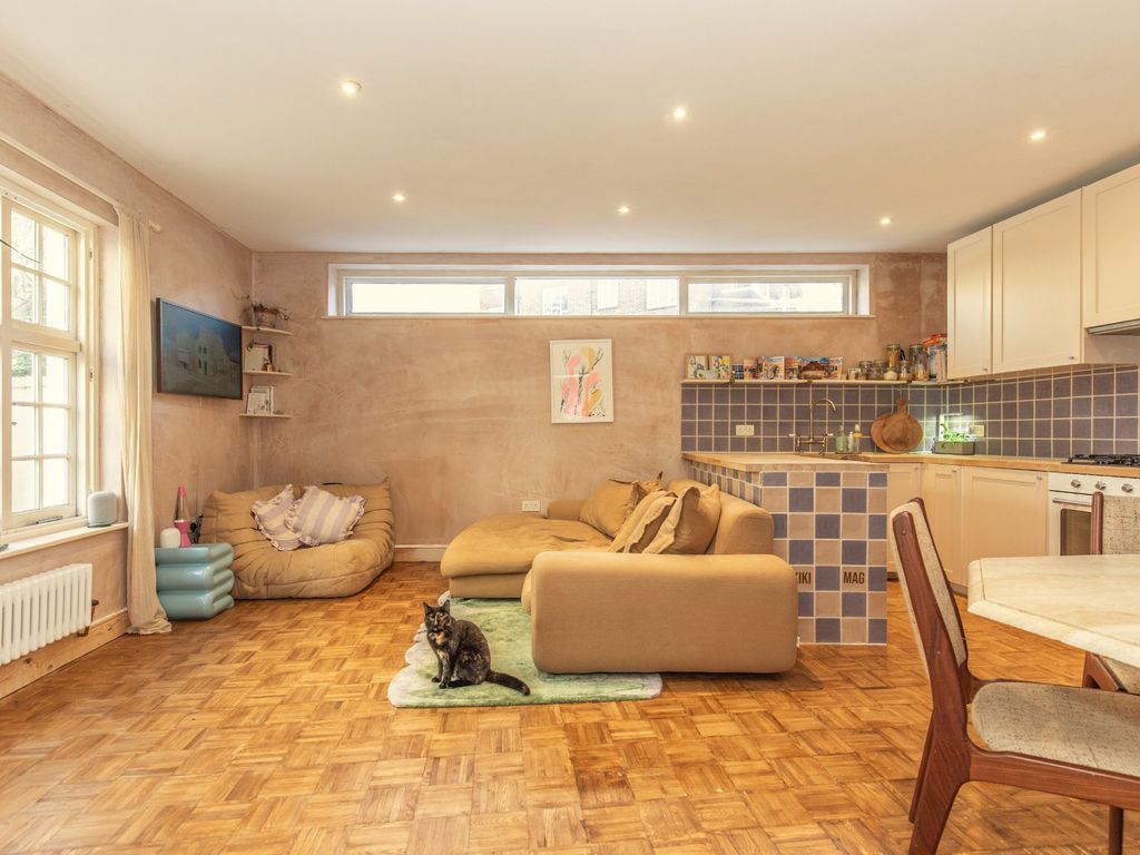 1 bed detached house for sale in Brunswick Place, Hove BN3, £500,000