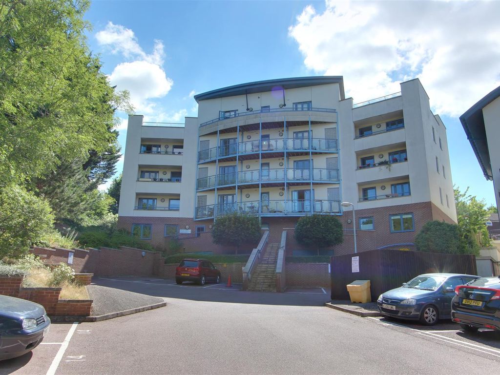 2 bed flat to rent in Brook Street, Tring HP23, £1,250 pcm