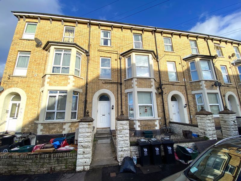 2 bed flat to rent in Fairoak Avenue, Newport NP19, £825 pcm