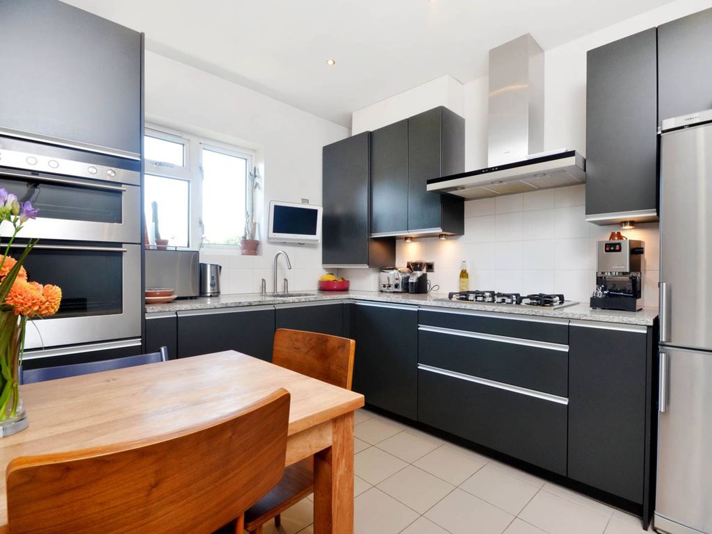 3 bed flat for sale in Alexandra Gardens, Grove Park, London W4, £465,000