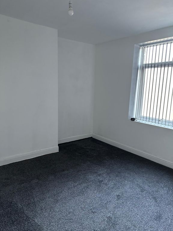2 bed terraced house to rent in Thomas Street South, Halifax HX1, £750 pcm