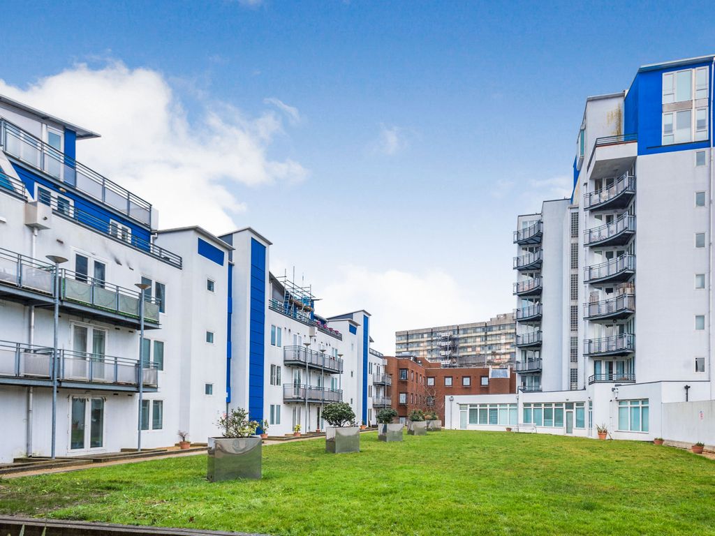 1 bed flat for sale in The Plazza, Swindon SN1, £90,000