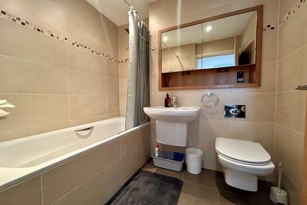 2 bed flat to rent in Stuart Street, Caerdydd CF10, £1,300 pcm