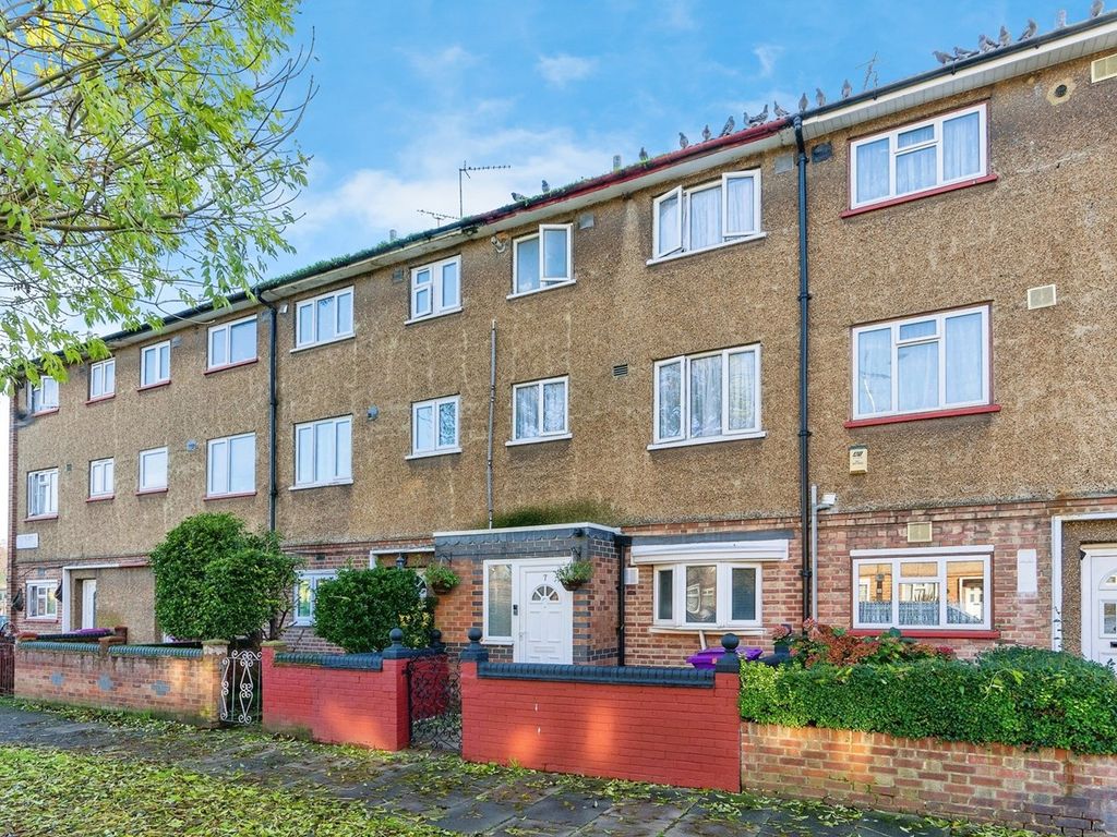 4 bed town house for sale in Daniel Bolt Close, London E14, £735,000
