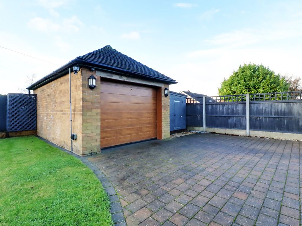 2 bed detached bungalow for sale in Wharf Road, Crowle DN17, £335,000