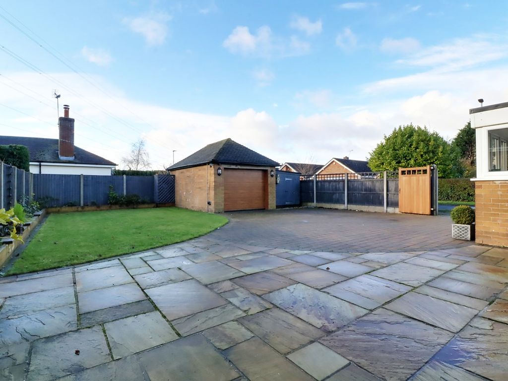 2 bed detached bungalow for sale in Wharf Road, Crowle DN17, £335,000
