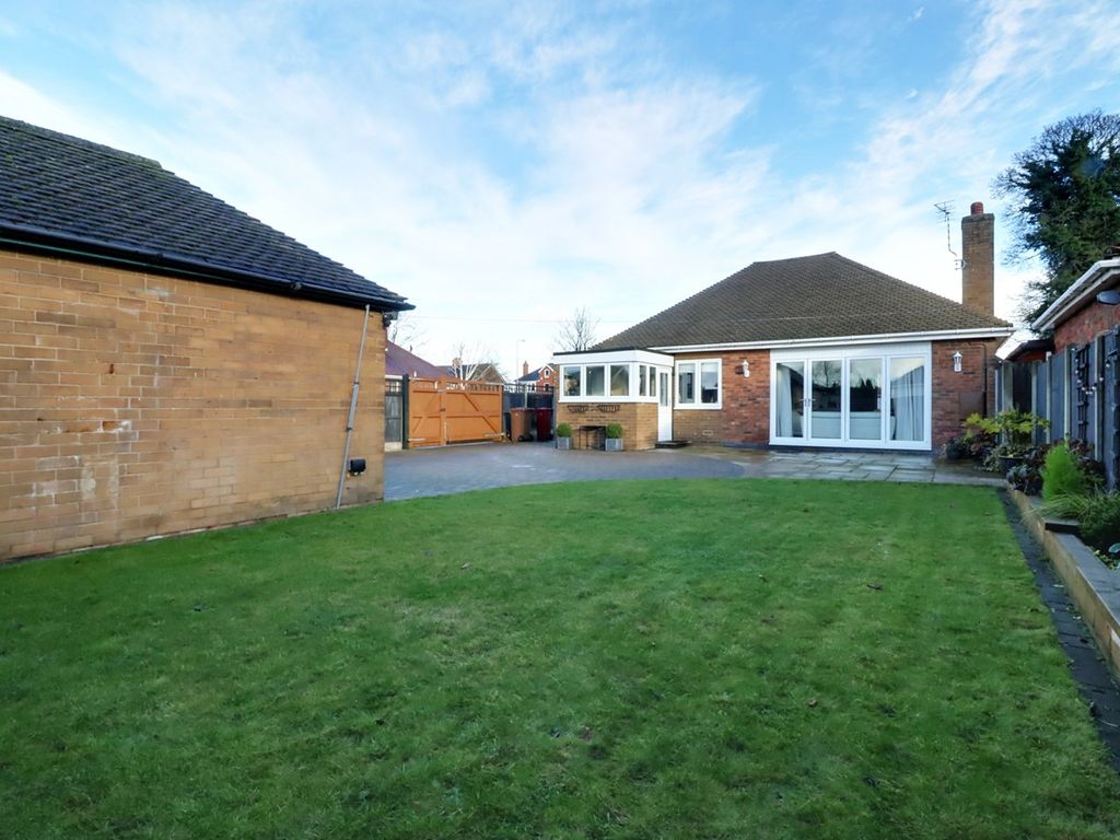 2 bed detached bungalow for sale in Wharf Road, Crowle DN17, £335,000