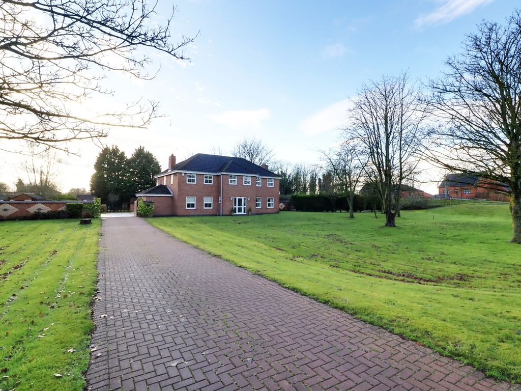 5 bed detached house for sale in Wharf Road, Ealand DN17, £550,000