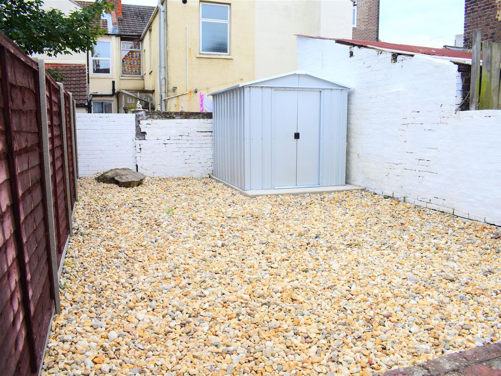 4 bed terraced house to rent in Baileys Road, Southsea, Portsmouth PO5, £1,800 pcm