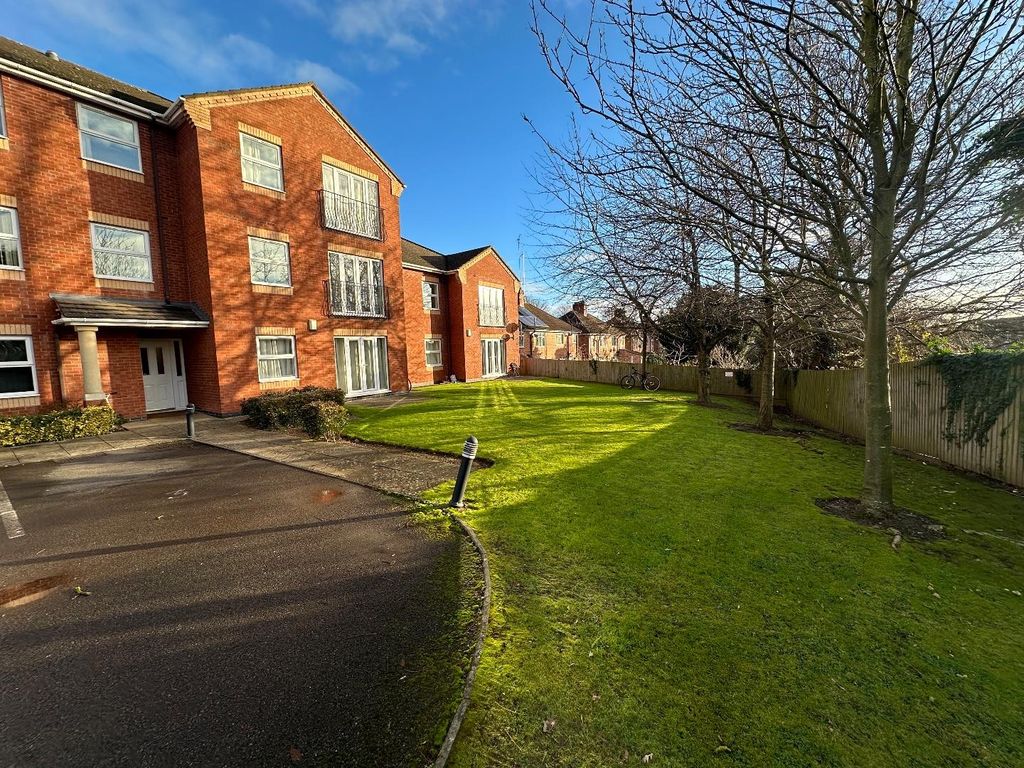 2 bed flat for sale in Groby Road, Leicester LE3, £140,000