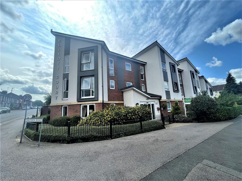 2 bed flat for sale in Elliott Court, High Street North, Dunstable LU6, £260,000