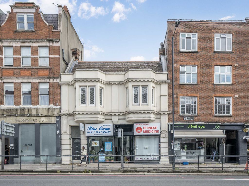 3 bed flat for sale in Finchley Road, London NW3, £525,000