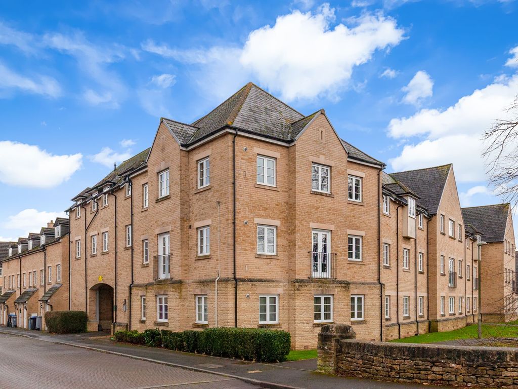 2 bed flat for sale in Wilkinson Place, Witney OX28, £225,000