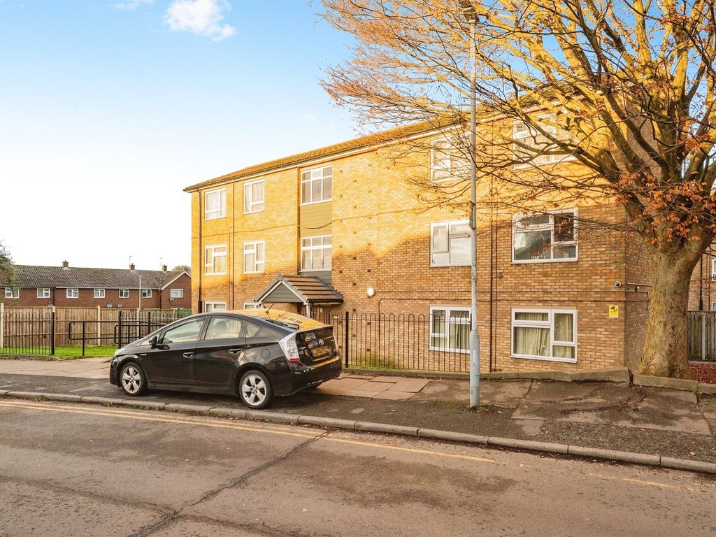 1 bed flat for sale in Hockwell Ring, Luton LU4, £140,000