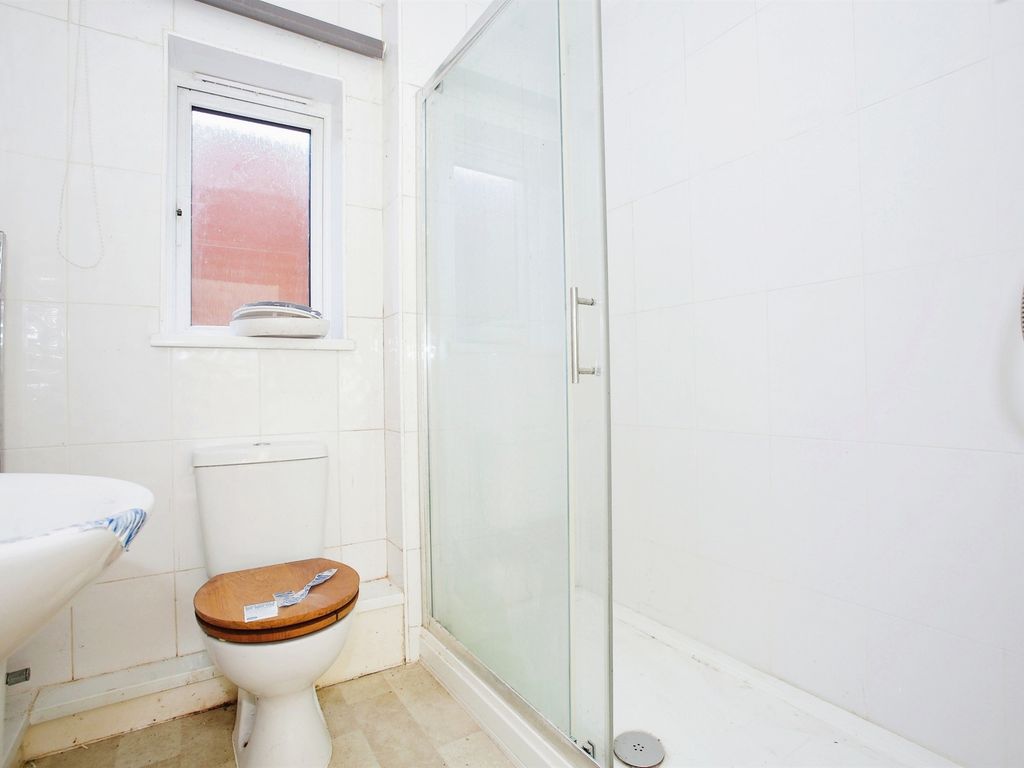 2 bed flat for sale in Sandford Gardens, Wells BA5, £180,000
