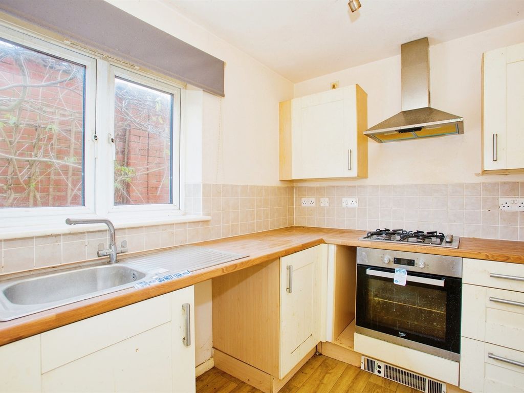2 bed flat for sale in Sandford Gardens, Wells BA5, £180,000