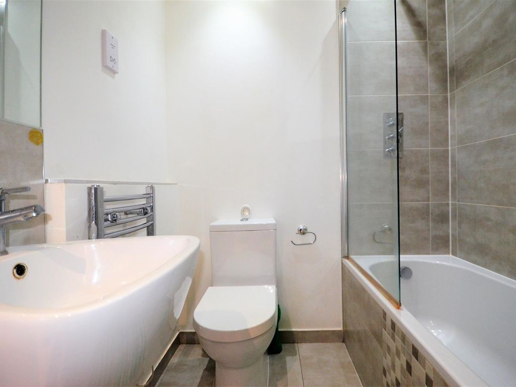 1 bed flat for sale in Buckingham Street, Aylesbury HP20, £155,000